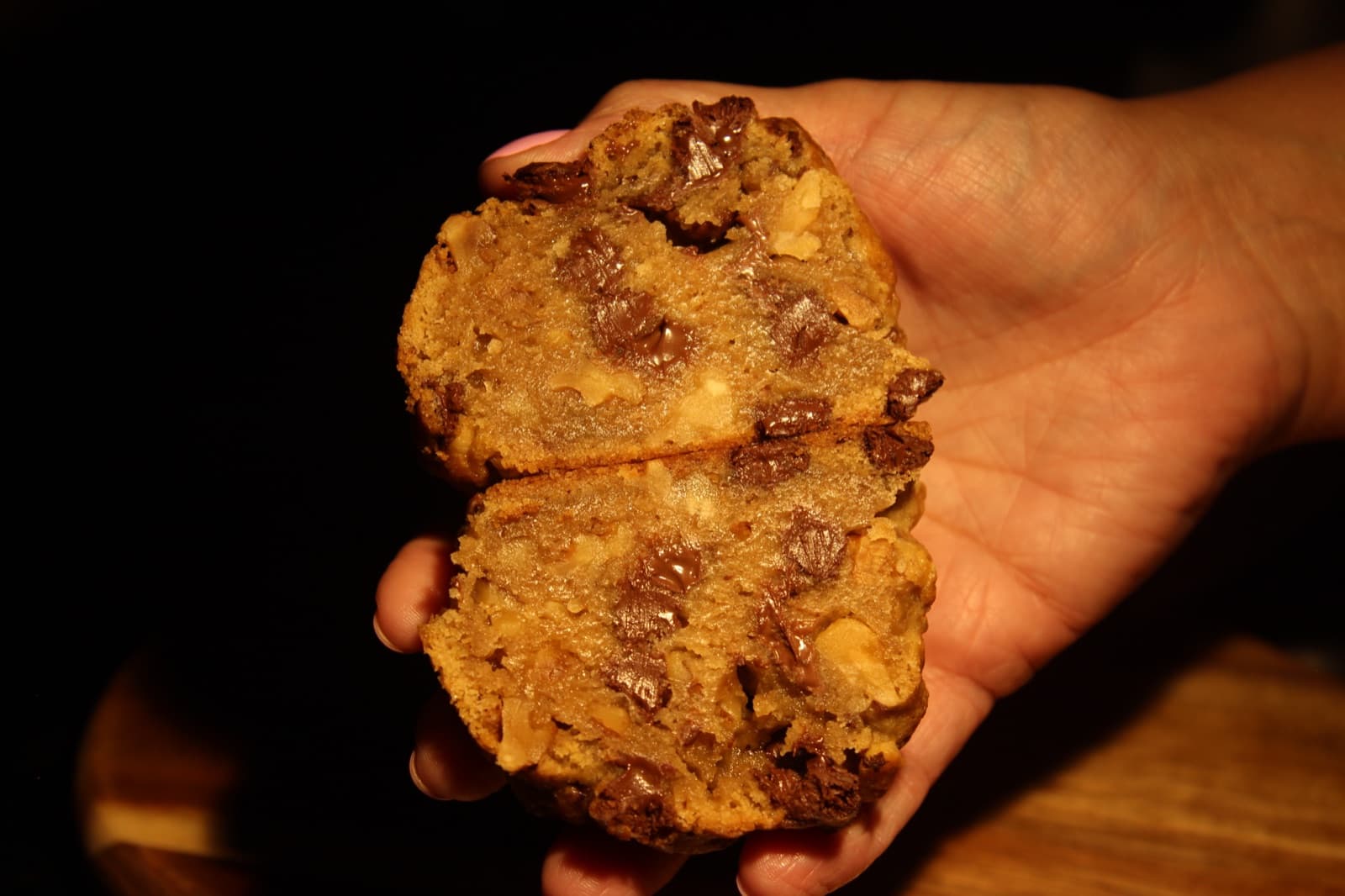 Galleta con trozos de chocolate recién partida