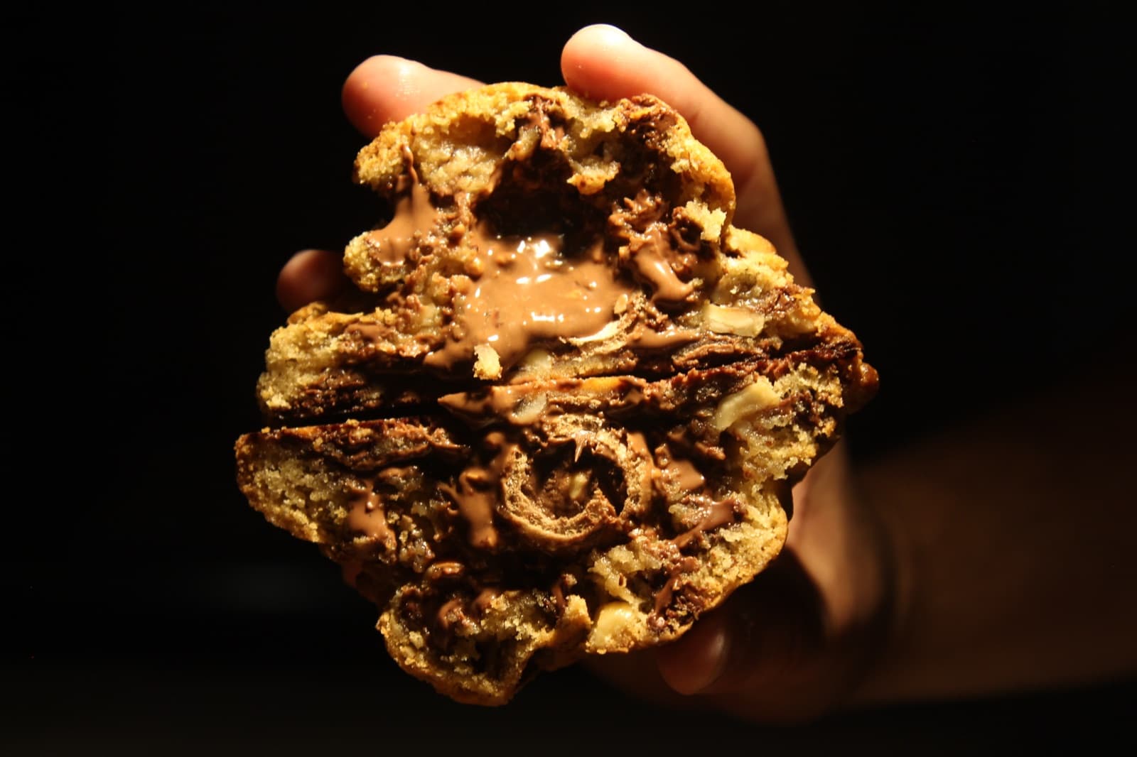 Galleta Dulcester abierta con un centro de chocolate fundido